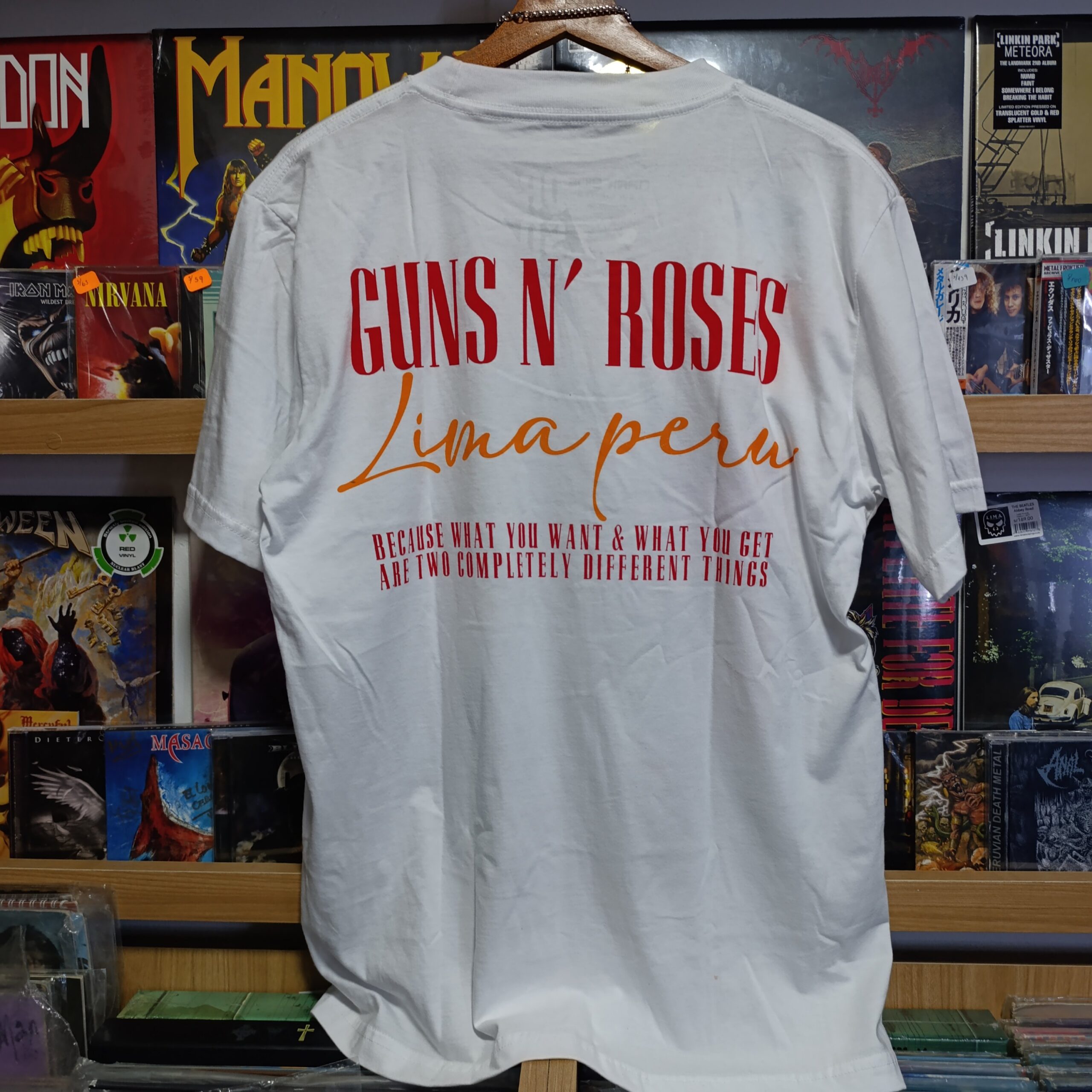 Polo Guns N Roses color blanco gira 2025 Lima Perú - Imagen 2